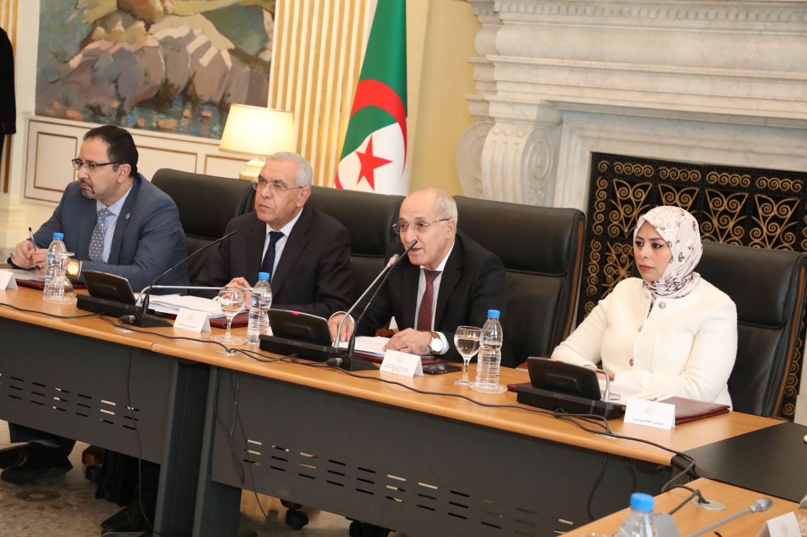 لجنة الشؤون القانونية والإدارية وحقوق الإنسان والتنظيم المحلي وتهيئة الإقليم والتقسيم الإقليمي برئاسة السيد محمّد العيد بلاّع تستمع إلى ممثل الحكومة، السيد عبد الرشيد طبي، وزير العدل، حافظ الأختام حول نصي قانون يتضمن تدابير خاصة للحصول على النفقة وقانون يتعلق بمكافحة التزوير واستعمال المزوّر