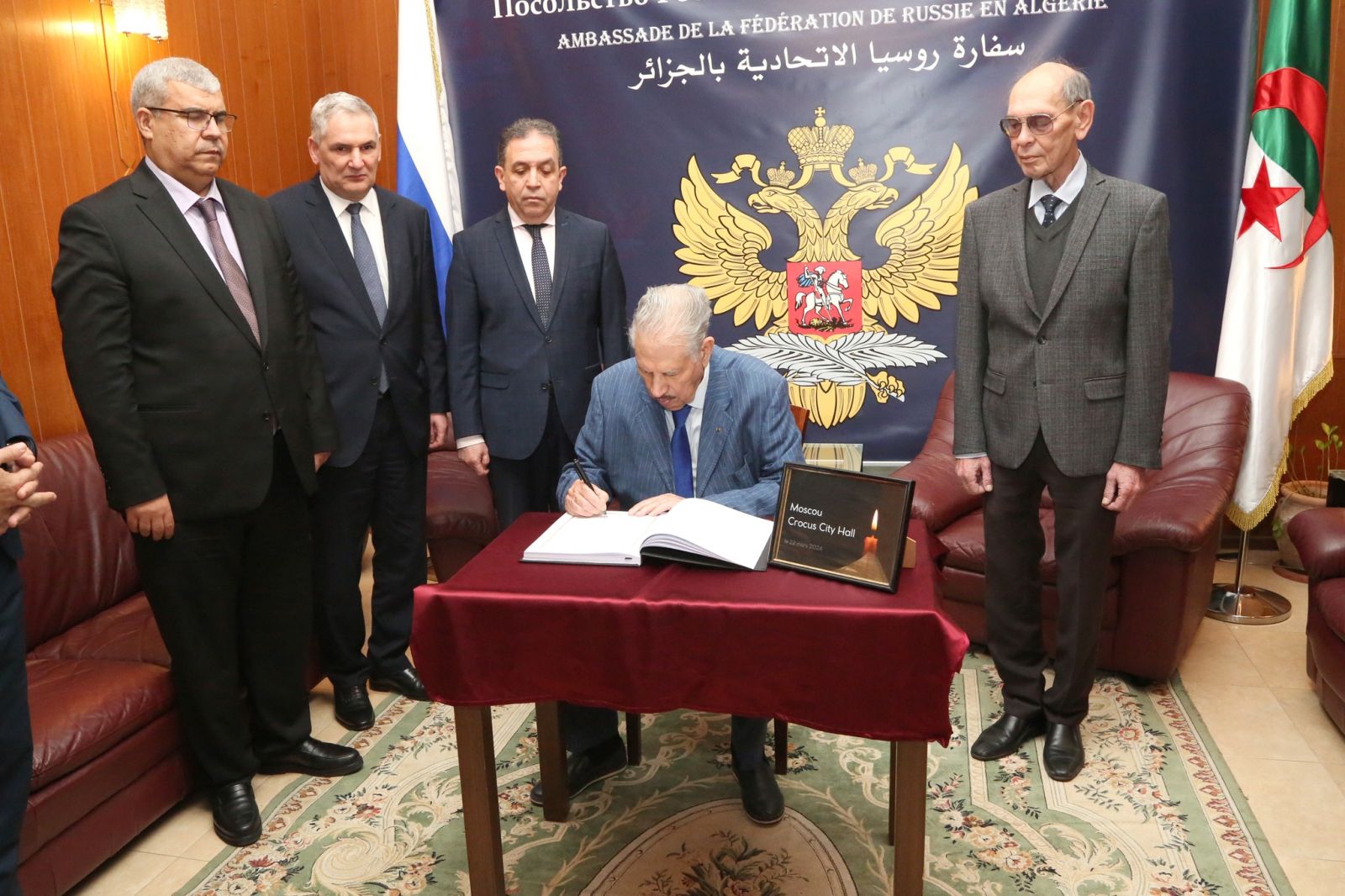 السيد صالح ڨوجيل رئيس مجلس الأمة،  يوقّع بمقر سفارة روسيا الإتحادية بالجزائر،  على سجل التعازي